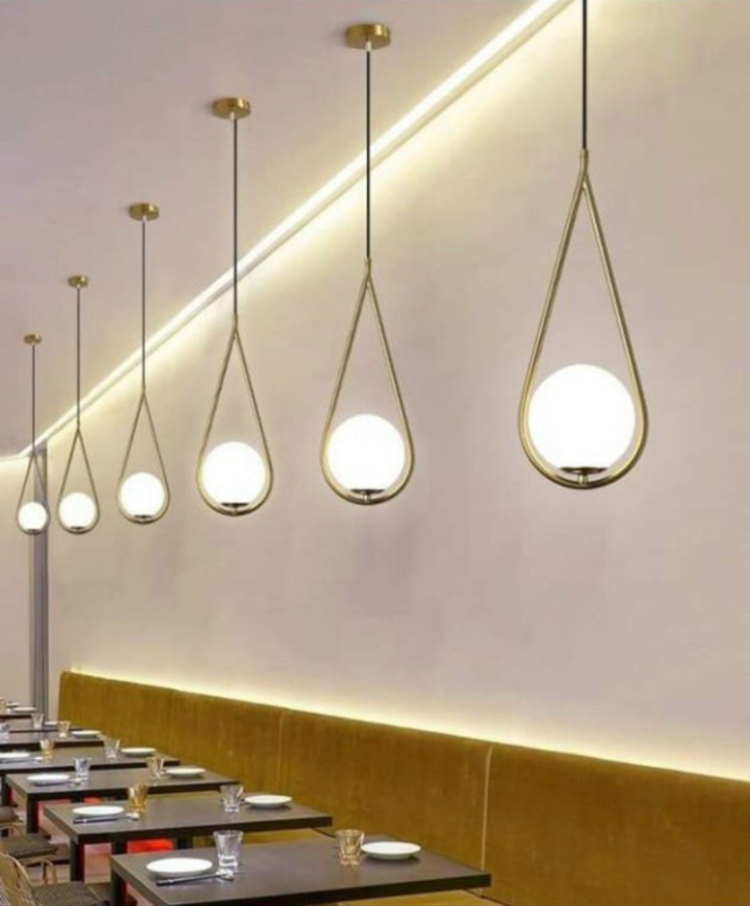 Đèn Thả chóa thủy tinh địa cầu, khung mạ vàng hình giọt lệ.